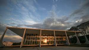 epa10866674 A general view shows the Supreme Federal Court (STF) in Brasilia, Brazil, 15 September 2023 (issued 17 September 2023). A coalition of human rights activists and judicial associations is pressuring Brazilian President Luiz Inacio Lula da Silva to nominate a black woman as a justice of the Supreme Federal Court, the first in the court&#039;s history. Lula must appoint a candidate to the Supreme Court in the coming weeks, given the imminent retirement of the president of the court, Rosa Weber, who leaves her chair at the beginning of October.  EPA/ANDRE BORGES