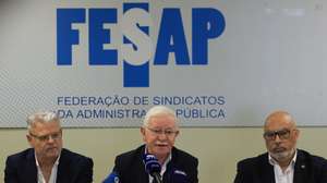 O secretário-geral da Federação de Sindicatos da Administração Pública (FESAP), José Abraão (C), intervém na conferência de imprensa sobre o "reinício urgente dos processos negociais na Administração Pública e assim ir ao encontro das legítimas expectativas criadas junto dos trabalhadores", em Lisboa, 16 de abril de 2024. ANTÓNIO COTRIM/LUSA