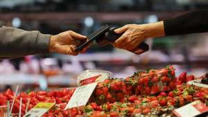 epa11155020 A customer pays with a smartphone at a market in Valencia, Spain, 15 February 2024. The annual inflation rate in Spain reached 3.4 % in January 2024 compared to December 2023, having risen by three tenths due to increasing electricity costs, according to the National Institute of Statistics.  EPA/Ana Escobar
