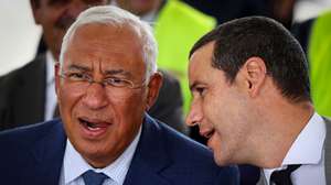 O primeiro-ministro, António Costa (E), acompanhado do ministro das infraestruturas, João Galamba (D), durante a visita às obras do Corredor Internacional Sul, no âmbito da 5.ª iniciativa "Governo Mais Próximo", Alandroal, Évora, 21 de junho de 2023. O Governo participa em várias iniciativas em todos os concelhos eborenses, realizando visitas e ações no âmbito do Plano de Recuperação e Resiliência. NUNO VEIGA/LUSA