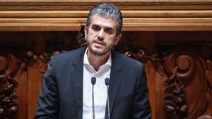 O deputado da Iniciativa Liberal (IL), Carlos Guimarães Pinto, intervém na sessão plenária da Assembleia da República, em Lisboa, 12 de junho de 2024. ANTÓNIO COTRIM/LUSA