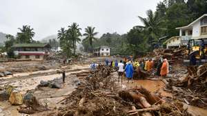 epa11508503 Rescue operations following landslides in Mylambadi, Wayanad district, Kerala, southern India, 30 July 2024. More than 54 people were confirmed dead with over 100 feared missing after landslides hit Wayanad in the early hours of 30 July, burying a large area under debris, State Revenue Minister K. Rajan's office confirmed. Kerala Chief Minister Pinarayi Vijayan also announced a two-day statewide mourning period.  EPA/TP BINU