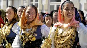 Mulheres trajadas de noiva, mordoma e lavradeira e ostentando ao peito autênticas obras de arte, desfilaram hoje no habitual Desfile da Mordomia que abriu a Romaria da Sra. d'Agonia nas ruas de Viana do Castelo, 22 de agosto de 2014. A Romaria d'Agonia junta-se à história da igreja d'Agonia e data de 1674 a história da igreja em honra da padroeira dos pescadores. ARMÉNIO BELO/LUSA