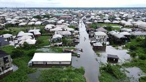 epa10256861 An aerial view shows the aftermath of the flooded landscape of Yenagoa, the capital town of Bayelsa, Nigeria, 21 October 2022. The flood situation is worsening in Nigeria, particularly in southern areas where many people have been displaced from their homes, according to Bayelsa Governor Douye Diri.  EPA/STRINGER