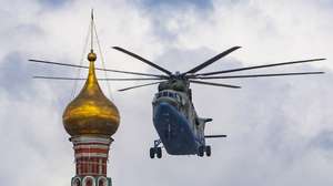 epa09178507 Russian Mi-26 heavy transport helicopter flies over the Kremlin during the general rehearsal for the Victory Day parade in Moscow, Russia, 05 May 2021. The Victory parade will take place on the Red Square on 09 May to commemorate the victory of the Soviet Union&#039;s Red Army over Nazi-Germany in WWII.  EPA/SERGEI ILNITSKY