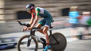 O atleta português Filipe Marques em ação na prova de triatlo PTS5 dos Jogos Paralímpicos Paris2024, em Paris, França, 02 de setembro de 2024. ANTÓNIO PEDRO SANTOS/LUSA