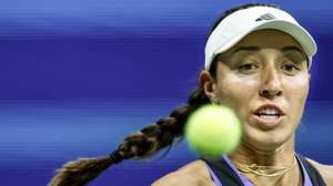 epa11585559 Jessica Pegula of the US hits a return to Iga Swiatek of Poland during their quarterfinal match at the US Open Tennis Championships at the USTA Billie Jean King National Tennis Center in Flushing Meadows, New York, USA, 04 September 2024. The US Open tournament runs from 26 August through 08 September.  EPA/JUSTIN LANE