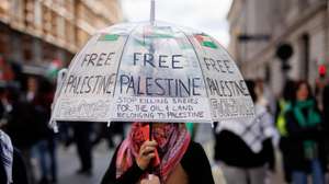 epa11643825 Pro-Palestinian demonstrators march to Downing Street to mark one year of the Israeli operations in the Gaza Strip and to call for a permanent ceasefire as part of an event organised by the Palestine Solidarity Campaign in London, Britain, 05 October 2024. Upcoming 07 October 2024, marks one year since the Palestinian militant group Hamas launched a surprise attack on Israel, killing 1,200, and one year since Israel began its war on Gaza, killing more than 41,000 and destroying the Palestinian enclave.  EPA/TOLGA AKMEN