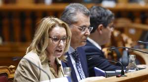 A ministra do Trabalho, Solidariedade e Segurança Social, Maria do Rosário Palma Ramalho (E), ladeada pelo presidente da Comissão de Trabalho, Segurança Social e Inclusão, Filipe Neto Brandão, intervém durante a sua audição sobre o Orçamento do Estado para 2025, na Assembleia da República, em Lisboa, 29 de outubro de 2024. ANTÓNIO PEDRO SANTOS/LUSA