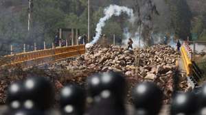 epa11696148 Supporters of Bolivia's former president, Evo Morales clash with members of the Bolivian police in Parotani, Bolivia, 01 November 2024. A large contingent of Bolivian police and military worked to clear roads blocked by Morales supporters for 19 days in protest against an arrest warrant against Bolivia's ex-leader (2006-2019), who is under investigation for alleged statutory rape and human trafficking. Prosecutors announced on 10 October that an arrest warrant against Morales was issued to ensure his testimony regarding the charges.  EPA/LUIS GANDARILLAS