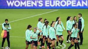 O selecionador nacional da equipa portuguesa de futebol feminina, Francisco Neto (D), durante um treino no estádio do Dragão, Porto, 28 de novembro de 2024. Portugal defronta a República Checa em preparação para o play-off de qualificação para o Campeonato da Europa de 2025,JOSÉ COELHO/LUSA