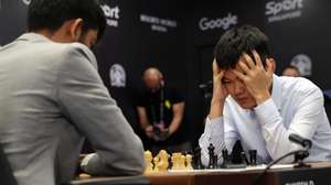 epaselect epa11739447 Chess grandmasters Ding Liren (R) of China and Gukesh Dommaraju of India compete in the first round of the FIDE World Chess Championship in Singapore, 25 November 2024.  EPA/HOW HWEE YOUNG