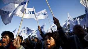 Trabalhadores da Autoridade Tributária - Serviços de Finanças e Alfândegas em greve participam na concentração contra às medidas do governo no setor, junto ao Ministério das Finanças, em Lisboa, 19 de dezembro de 2013. MÁRIO CRUZ/LUSA