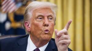 epa11840854 US President Donald Trump signs numerous executive orders, including pardons for defendants from the January 6th riots and a delay on the TikTok ban, on the first day of his presidency in the Oval Office of the White House in Washington, DC, USA, 20 January 2025. Trump, who defeated Kamala Harris to become the 47th president of the United States, was sworn in earlier in the day, though the planned outdoor ceremonies and events were cancelled due to extremely cold temperatures.  EPA/JIM LO SCALZO / POOL