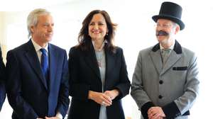 Ministra da Cultura, Dalila Rodrigues (C), acompanhada pelo presidente da Câmara Municipal de Vila Nova de Famalicão, Mário Passos (E), durante a abertura do Congresso Internacional “Camilo Castelo Branco, 200 anos depois”, no Centro de Estudos Camilianos, em São Miguel de Seide, em Vila Nova de Famalicão, 14 de março de 2025. As comemorações do bicentenário do nascimento do escritor Camilo Castelo Branco têm um dos seus destaques com o arranque do congresso internacional dedicado ao autor que nasceu em 16 de março de 1825. ESTELA SILVA/LUSA