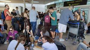 Viajantes esperam no Aeroporto Humberto Delgado pelo respetivo voo durante o "apagão" de eletricidade que afetou Portugal de Norte a Sul, Lisboa, 28 de abril de 2025.  Milhares de passageiros ficavam hoje presos no aeroporto de Lisboa, com muitos à espera de ligações adiadas sem data, por causa do corte geral de eletricidade no país. IMAGEM CAPTADA COM SMARTPHONE/PAULO AGOSTINHO/LUSA