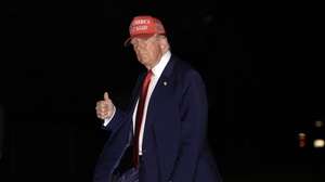 epa12063931 US President Donald Trump returns to the White House in Washington, DC, USA, 29 April 2025 after a rally to mark his 100th day in office in Michigan.  EPA/Yuri Gripas / POOL