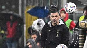epa12076044 Milan's coach Sergio Conceicao holds a match ball during the Italian Serie A soccer match between Genoa CFC and AC Milan, in Genoa, Italy, 05 May 2025.  EPA/LUCA ZENNARO