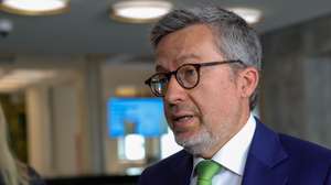 Carlos Moedas, presidente da Câmara Municipal de Lisboa, fala aos jornalistas durante a apresentação à imprensa da feira ARCOlisboa 2025, no Museu do Design, Lisboa,19 de maio de 2025.    MANUEL DE ALMEIDA/LUSA