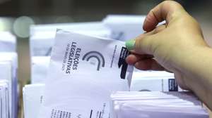 Envelopes contendo os votos dos emigrantes portugueses, no último dia da contagem dos votos pela Comissão Nacional de Eleições (CNE), que decidirão qual o segundo partido mais votado nas últimas eleições legislativas em Portugal, na Feira Internacional de Lisboa (FIL), em Lisboa, 28 de maio de 2025. JOSÉ SENA GOULÃO/LUSA