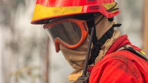 Um bombeiro combate um incêndio florestal em Melres, Gondomar, Porto, 30 de julho 2025. As povoações de Montezelo e Altocentro, em Melres, concelho de Gondomar, estão ameaçadas pelas chamas do incêndio que começou na terça-feira em Penafiel, revelou à Lusa fonte dos bombeiros de Melres e segundo o ‘site’ da Autoridade Nacional de Emergência e Proteção Civil (ANEPC), pelas 14:55 este incêndio no distrito do Porto estava a ser combatido por 178 operacionais, apoiados por 47 viaturas e três meios aéreos. DIOGO BAPTISTA/LUSA