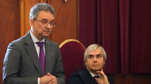 O presidente do conselho diretivo do Património Cultural, João soalheiro (E), discursa durante a assinatura de protocolos entre os Ministérios da Cultura e o da Defesa para a reabilitação do Padrão D. João I e da Igreja Mosteiro Santa Marinha da Costa, em Guimarães, 04 de abril de 2025. HUGO DELGADO/LUSA