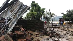Casas destruídas pela tempestade tropical Ana. O número de mortes provocadas pela tempestade tropical Ana em Moçambique subiu para 20, segundo dados das autoridades locais e proteção civil, e a população vive por entre um rasto de destruição. A intempérie atingiu diretamente o país entre segunda e quarta-feira, mas apesar de já ter enfraquecido e avançado para outros países (Zimbabué e Zâmbia), as chuvas intensas alimentaram o caudal de todos os rios no centro e norte de Moçambique, que continuam a provocar inundações. Tete, Moçambique, 27 de janeiro de 2022. ANDRÉ CATUEIRA/LUSA