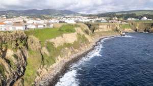 Baía das Águas, em Angra do Heroísmo, nos Açores, onde foram depositadas toneladas de destroços do sismo de 1980, que deixou milhares de pessoas desalojadas na ilha Terceira, Angra do Heroísmo, Terceira, Açores, Portugal, 30 de dezembro de 2024. (ACOMPANHA TEXTO DO DIA 31 DE DEZEMBRO DE 2024) ANTÓNIO ARAÚJO/LUSA