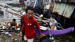 epaselect epa12406600 Fishermen secure a fishing boat in anticipation of an approaching storm in Cavite city, Philippines, 26 September 225. Philippine state weather agency warned the public to be on alert for floods, landslides and storm surges as Severe Tropical Storm Bualoi barrels toward central Philippines.  EPA/FRANCIS R. MALASIG