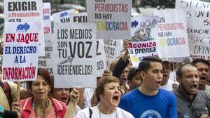 epa05288711 Journalists demonstrate during World Press Freedom Day in Caracas, Venezuela, 03 May 2016. Placards read 'The Free Press is your Right'; 'Media are your voice, defend them'; 'For the right to information, no to censure'; 'Without Paper, there are no newspapers.'  EPA/Miguel Gutiérrez