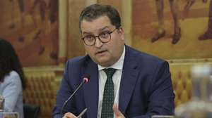 O ministro de Estado e das Finanças, Joaquim Miranda Sarmento, durante a sua audição na Comissão de Trabalho, Segurança Social e Inclusão, conjuntamente com a Comissão de Orçamento, Finanças e Administração Pública, na Assembleia da República, em Lisboa, 14 de outubro de 2025. MANUEL DE ALMEIDA/LUSA