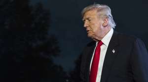 epa12515313 US President Donald Trump walks toward the residence after stepping off Marine One on the South Lawn of the White House in Washington, DC, USA, 09 November 2025. President Trump is returning from the weekend in Florida with a stop at the Commanders NFL game on the way home.  EPA/SHAWN THEW / POOL