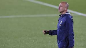 epa12516658 Portugal's head coach Roberto Martinez leads a training session in Oeiras, outskirts of Lisbon, Portugal, 10 November 2025. Portugal will face Ireland and Armenia, in their 2026 FIFA World Cup Qualifiers on 13 and 16 November respectively.  EPA/ANTONIO COTRIM