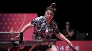 Mesa-tenista portuguesa Jieni Shao em ação contra a chinesa Wang Yidi (ausente na fotografia) durante a Taça do Mundo de Ténis de Mesa, no Galaxy Arena, em Macau, China, 16 de abril de 2025. GONÇALO LOBO PINHEIRO/LUSA