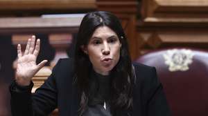 A coordenadora nacional do Bloco de Esquerda (BE), Mariana Mortágua, intervém no debate na especialidade do Orçamento do Estado para 2026 (OE2026), na Assembleia da República, em Lisboa, 20 de novembro de 2025. ANTÓNIO COTRIM/LUSA