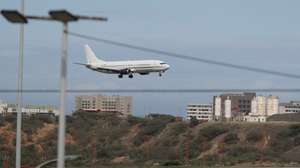 epa12550852 A plane lands at Simon Bolivar International Airport in Maiquetia, near Caracas, Venezuela, 26 November 2025. Following a US warning of heightened military activity in Venezuela, several international airlines suspended flights, prompting Venezuela's aviation authority to issue an ultimatum to resume operations, while the International Air Transport Association (IATA) cautioned that revoking clearances would further isolate the country.  EPA/RONALD PENA R.