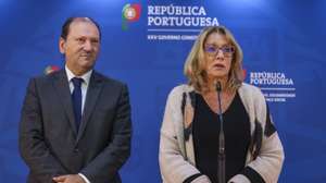 A ministra do Trabalho, Solidariedade e Segurança Social, Rosário Palma Ramalho, ladeada por Adriano Rafael Moreira, secretário de Estado Adjunto e do Trabalho, fala à comunicação social após uma reunião com uma delegação da UGT chefiada pelo seu secretário-geral, Mário Mourão, para retomar a negociação do anteprojeto Trabalho XXI, após a interrupção provocada pela greve geral, na sede do ministério em Lisboa, 16 de dezembro de 2025. TIAGO PETINGA/LUSA