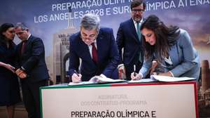 O presidente do Comité Olímpico de Portugal (COP), Fernando Gomes (C-E), durante a assinatura dos contratos-programa de preparação olímpica e paralímpica Los Angeles 2028 e Surdolímpica Atenas 2029, em Lisboa, 22 de dezembro de 2025. RODRIGO ANTUNES/LUSA