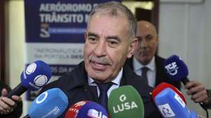 O secretário de Estado das Comunidades, Emídio Sousa (C), fala aos jornalistas após ter recebido os passageiros à chegada ao aeroporto militar de Figo Maduro, de um voo fretado pela TAP, dos 139 portugueses e 8 cidadãos estrangeiros, no âmbito da operação de repatriamento, solicitado pelo Ministério dos Negócios Estrangeiros ao ministério da Defesa Nacional, em Lisboa, 06 de março de 2026. ANTÓNIO COTRIM/LUSA