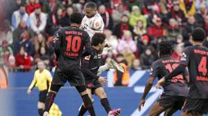 epa12819345 Jarell Quansah of Leverkusen (C) in action during the German Bundesliga soccer match between Bayer 04 Leverkusen and Bayern Munich in Leverkusen, Germany, 14 March 2026.  EPA/CHRISTOPHER NEUNDORF CONDITIONS - ATTENTION: The DFL regulations prohibit any use of photographs as image sequences and/or quasi-video.