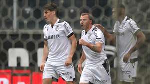 O jogador do Vitória de Guimarães Samu Silva (C) festeja com os colegas de equipa um golo contra o Famalicão durante o jogo da I Liga de futebol, realizado no Estádio D. Afonso Henriques, em Guimarães, 14 de março de 2026. HUGO DELGADO/LUSA