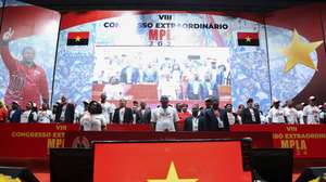 O Presidente de Angola, João Lourenço (C), durante a sessão de encerramento do Vlll Congresso Extraordinário do MPLA (Movimento Popular de Libertação de Angola), Luanda, Angola, 17 de dezembro de 2024. O congresso tem em agenda uma reflexão sobre os 50 anos de independência que Angola comemora no próximo ano, e o ajustamento aos estatutos do partido. AMPE ROGÉRIO/LUSA