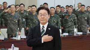 epa12853331 South Korean President Lee Jae Myung (front) salutes the national flag during a meeting of top commanders of the Army, Air Force and Navy at the defense ministry in Seoul, South Korea, 27 March 2026.  EPA/YONHAP  SOUTH KOREA OUT