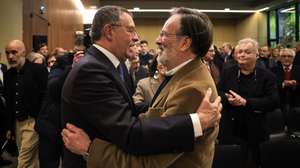 O ex ministro Alberto Martins (D) cumprimenta o candidato às eleições presidenciais António José Seguro (E) durante a apresentação da Comissão de Honra e dos Mandatários nacionais, em Lisboa, 04 de janeiro de 2026. JOSÉ  COELHO/LUSA