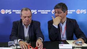O presidente do Partido Socialista, Carlos César (E) conversa com o lider parlamentar do partido, Eurico Brilhante Dias (D) no inicio dos trabalhos da reunião da Comissão Nacional em Lisboa, 19 de abril de 2026. TIAGO PETINGA/LUSA