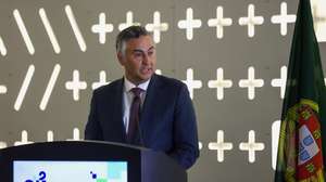 O ministro da Educação, Ciência e Inovação, Fernando Alexandre, discursa durante a cerimónia de posse do Conselho de Administração da AI², no Pavilhão do Conhecimento – Centro Ciência Viva, em Lisboa, 04 de maio de 2026. MANUEL DE ALMEIDA/LUSA