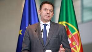 epa12934565 Portuguese Prime Minister Luis Montenegro gestures during a press conference at the Chancellery in Berlin, Germany, 05 May 2026. German Chancellor Friedrich Merz and Portuguese Prime Minister Luis Montenegro met for bilateral talks.  EPA/CLEMENS BILAN