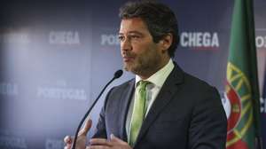 O presidente do Chega, André Ventura, fala aos jornalistas na sede nacional do partido, em Lisboa, 04 de maio de 2026. MANUEL DE ALMEIDA/LUSA
