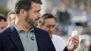 O candidato do Partido Socialista (PS) à Câmara Municipal de Vila Nova de Gaia, João Paulo Correia, numa ação de campanha para as eleições autárquicas de 12 de outubro, em Coimbrões, Vila Nova de Gaia, 07 de outubro de 2025. JOSÉ COELHO/LUSA