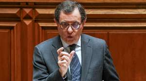 O ministro da Economia e da Coesão Territorial, Manuel Castro Almeida, usa da palavra durante o debte parlamentar na Assembleia da República em Lisboa, 22 de maio de 2026. TIAGO PETINGA/LUSA